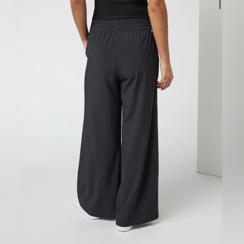 NWT Vuori Villa Wideleg Pant Short Length in Black Size Medium - Picture 4 of 12